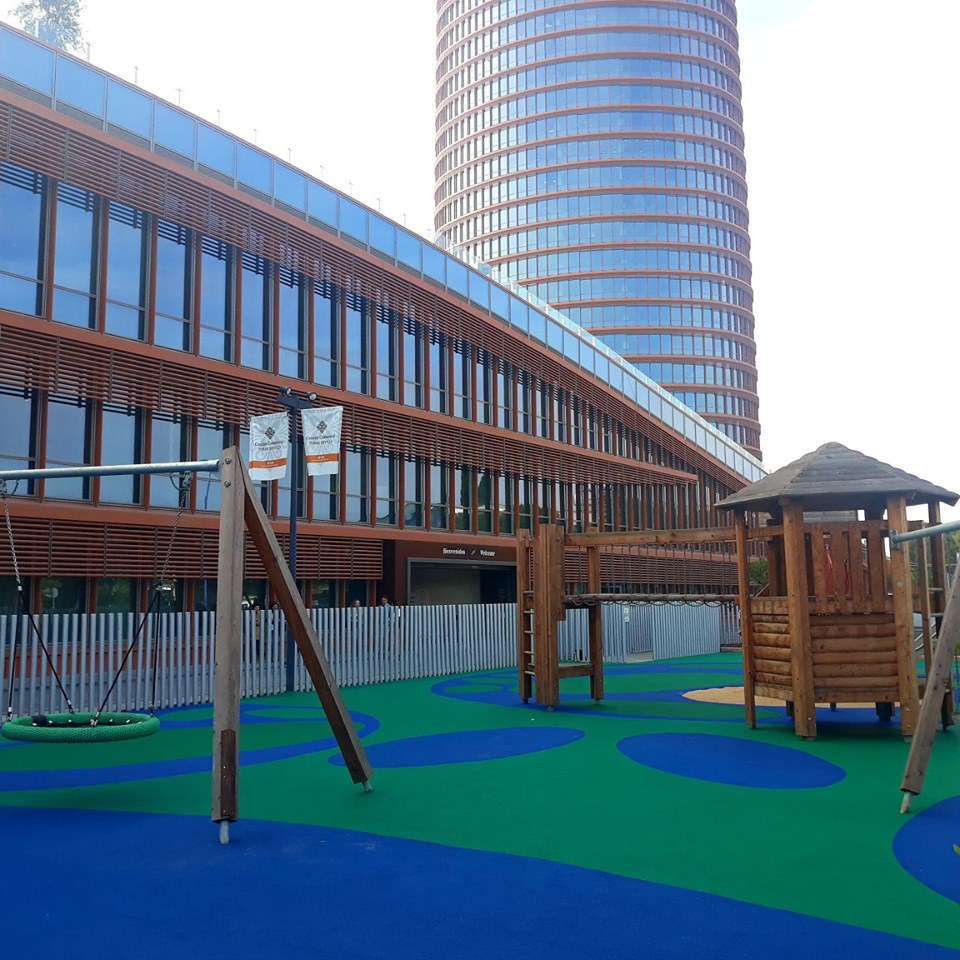 El Centro Comercial TORRE SEVILLA remodela su parque infantil  