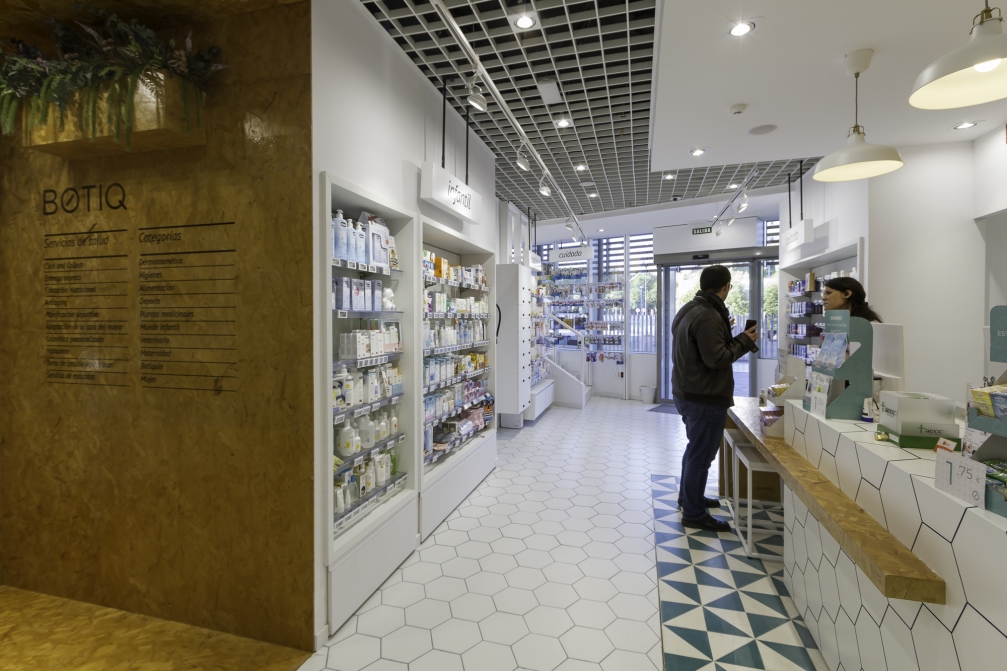La farmacia Botiq del Centro Comercial TORRE SEVILLA permite recoger los medicamentos sin bajar del coche
