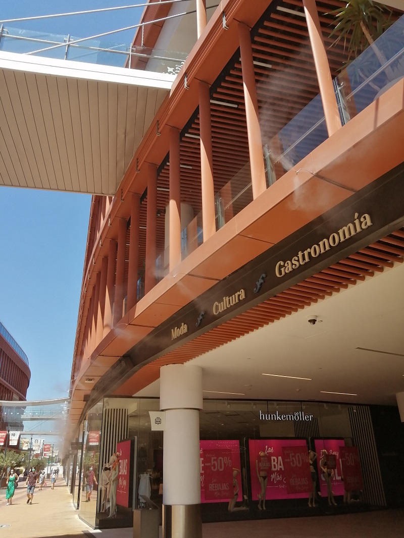 El Centro Comercial TORRE SEVILLA se inspira en la Expo92 para vestirse de verano