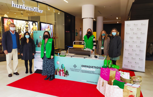 El Centro Comercial TORRE SEVILLA y la AECC colaboran con un punto de empaquetado solidario y un Portal de Belén