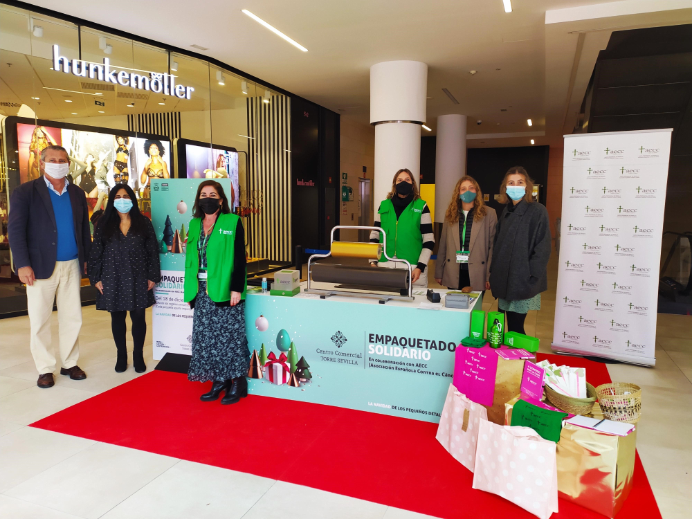 El Centro Comercial TORRE SEVILLA y la AECC colaboran en la Campaña de Navidad con un punto de empaquetado de regalos solidarios y un Portal de Belén  