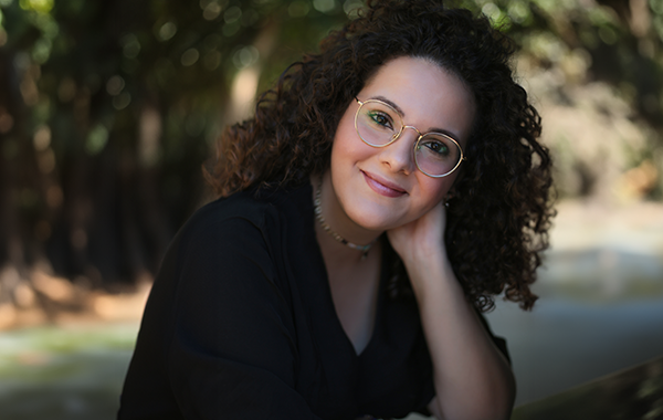 La joven escritora Inma Rubiales firma su última novela en Fnac Torre Sevilla